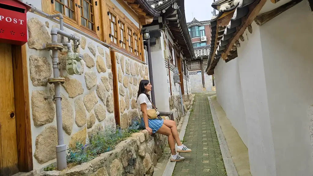 Noelia en un callejón paralelo de la calle principal peatonal en Bukchon Hanok Village 