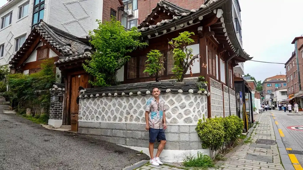 Joan en la fachada de una casa hanok en Bukchon Hanok Village, un imprescindible qué ver en Seúl