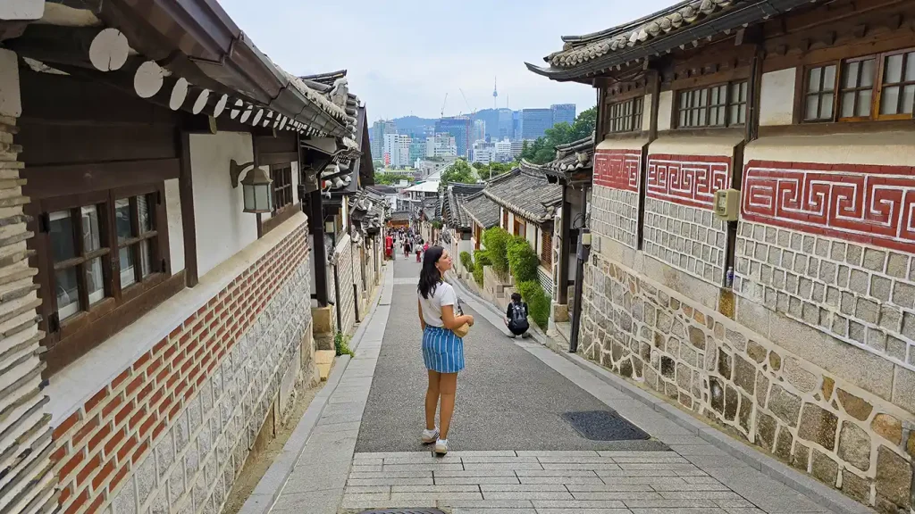 Noelia en la zona más icónica de Bukchon Hanok Village, ya que podrás fotografiar Hanok, los rascacielos de Seúl y la N Seoul Tower