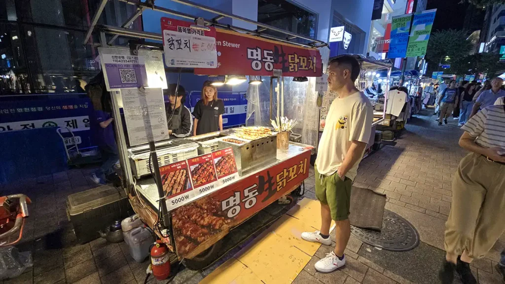 Joan paseando y cenando en el Myeongdong Market Street, uno de los mercados con más ambiente gastronómico de Seúl
