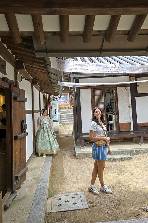 Noelia en el interior del centro de información turística en Bukchon Hanok Village 