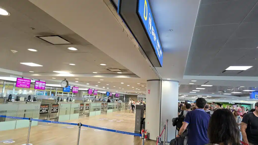 Cola de personas en el control de inmigración