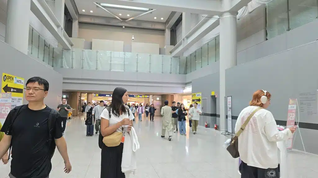 Noelia paseando dentro del aeropuerto Incheon en Seúl