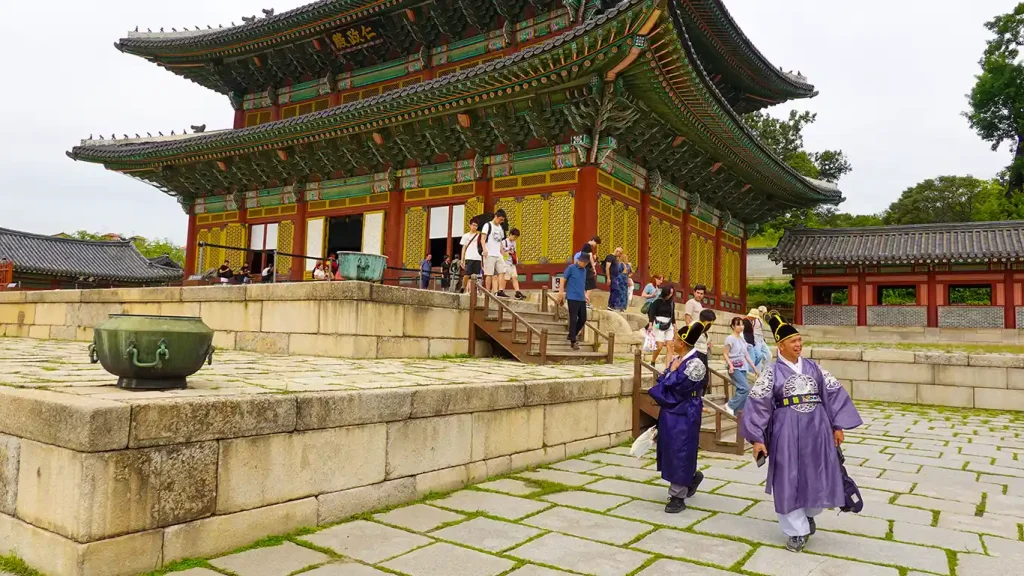 Coreanos vestidos con hanbok paseando por el Palacio Ch'angdokkung en Seúl