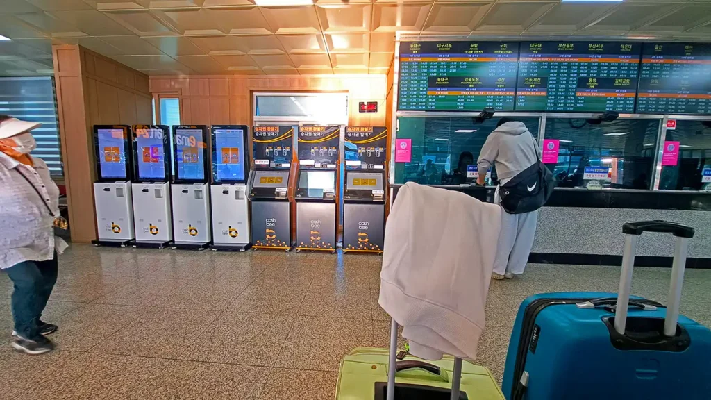 Maletas solas en una estación de autobuses de Corea