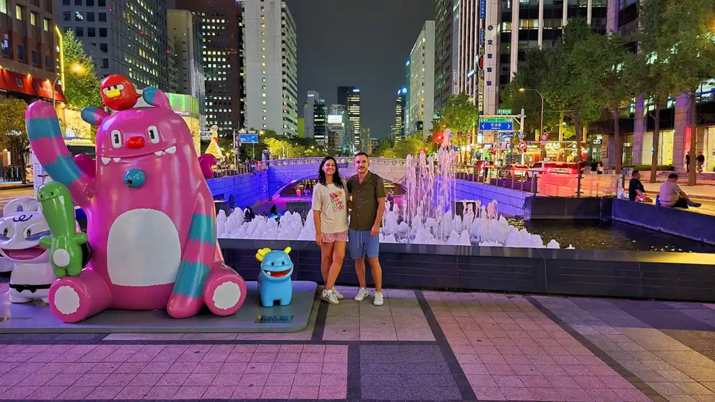 Noelia y Joan en el centro de Seúl con un muñeco