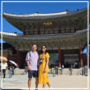 Joan y Noelia en un templo de Corea del Sur