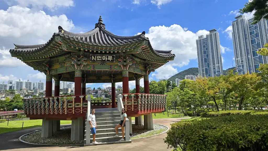 Noelia y Joan en un pabellón en Busan