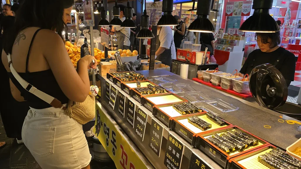 Noelia comprando comida en el mercado Myeongdong en Seúl
