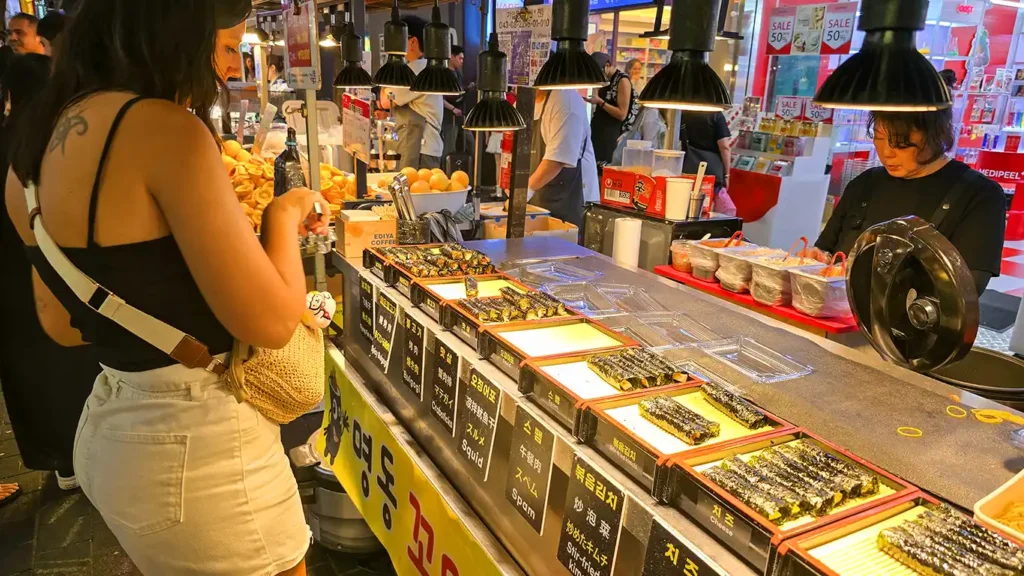 Noelia comprando comida en un puesto callejero