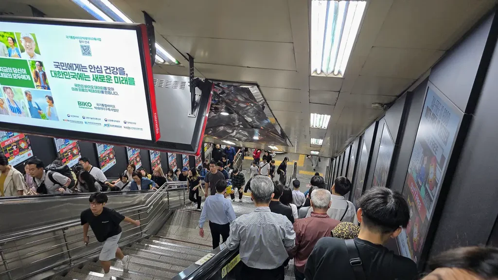 Bajando las escaleras en el subsuelo del metro de Seúl