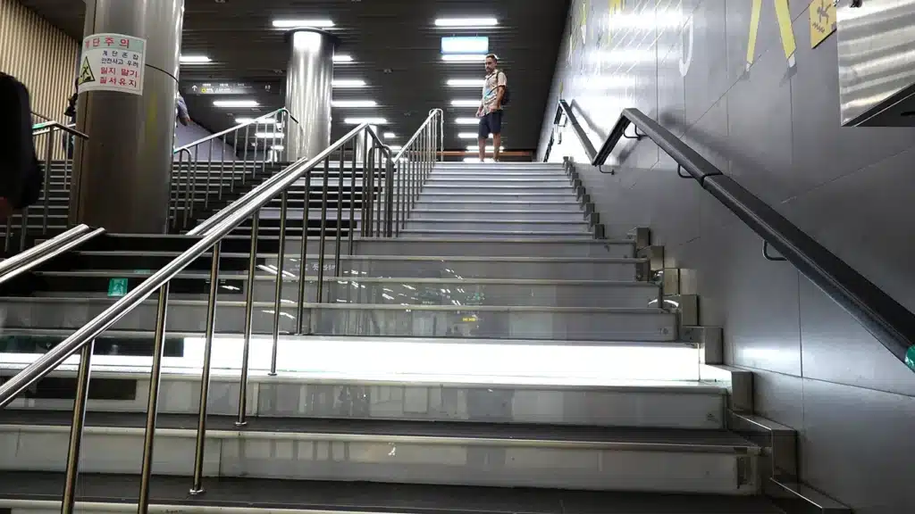 Joan subiendo un tramo de escaleras del metro