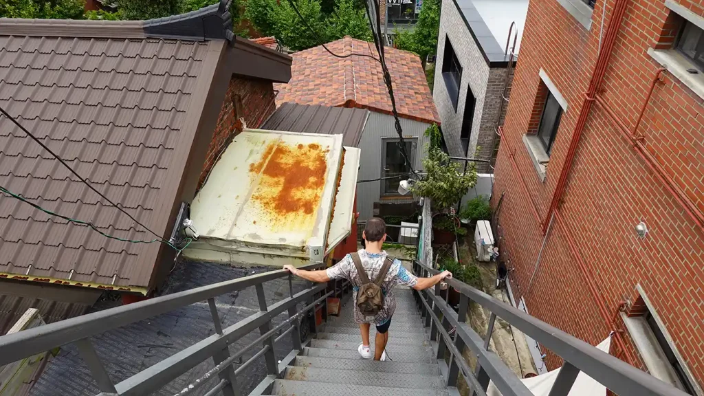 Joan bajando por las escaleras metálicas utilizadas por los locales de Bukchon Hanok Village