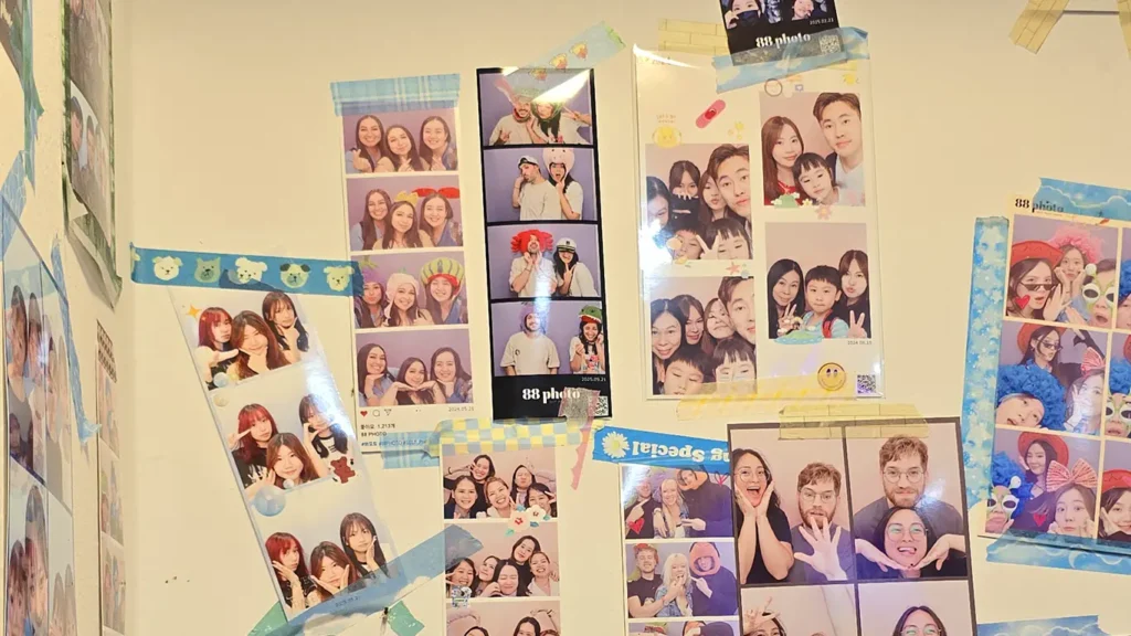 Dos Viajeros Viajando en unas fotos colgadas en un fotomaton de Myeongdong en Seúl