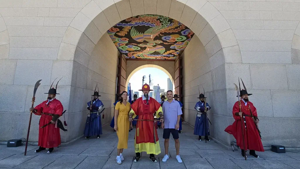 Nosotros echándonos una foto con un guardia en el Palacio Gyeongbokgung