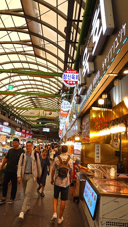 Joan mirando los puestos del mercado Gwangjang