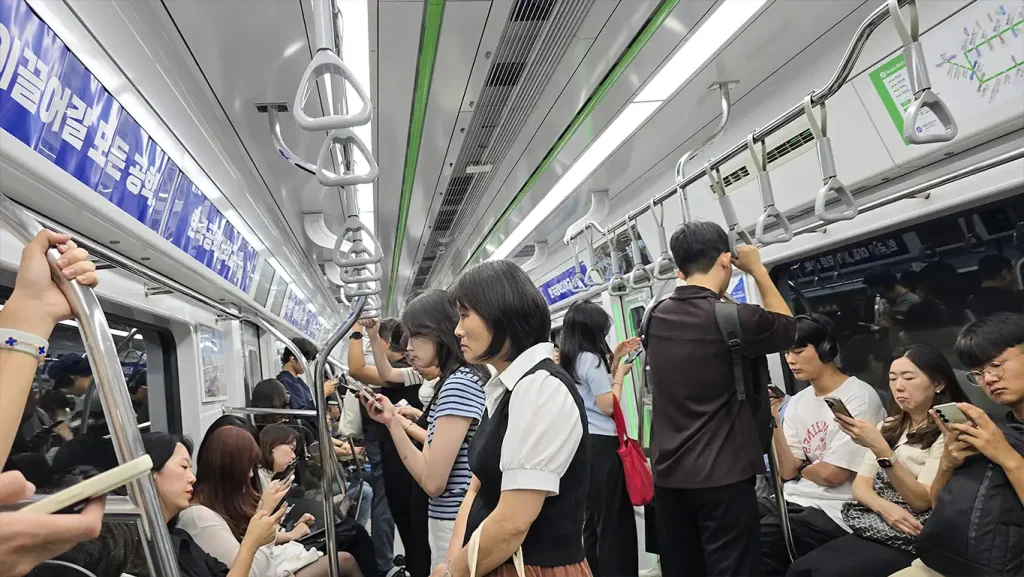 volviendo al hotel en el interior del metro de Seul