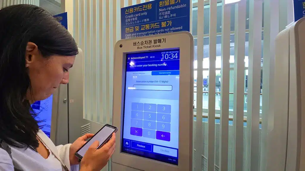 Noelia comprando un ticket de autobús en el aeropuerto de Seúl