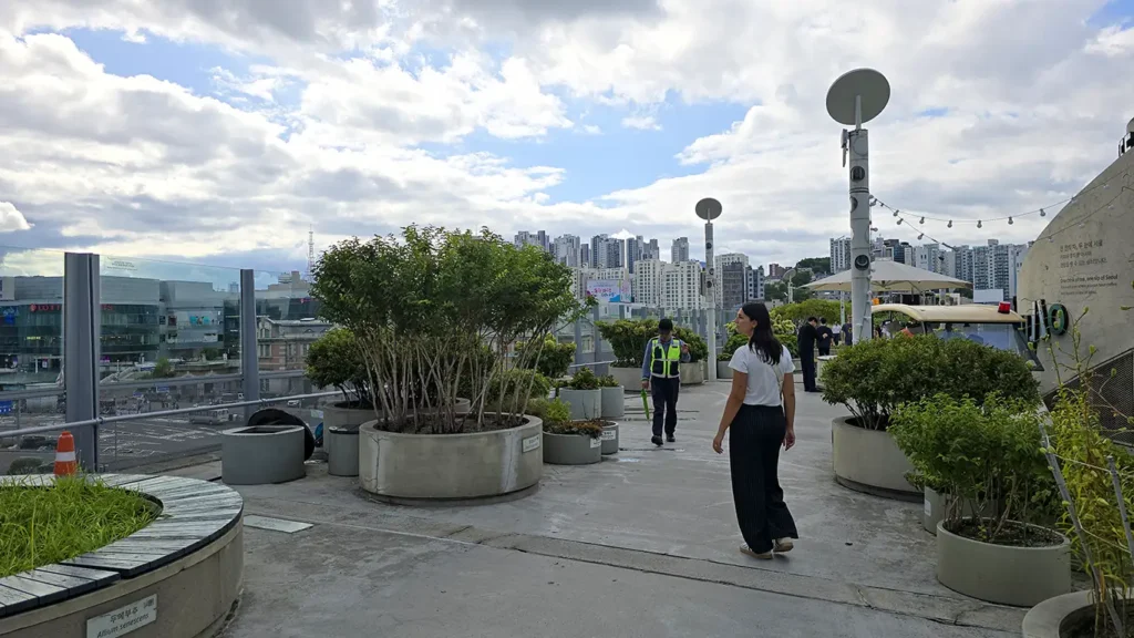 Noelia caminando por el jardin elevado Seoullo 7017 en la estacion de Seul