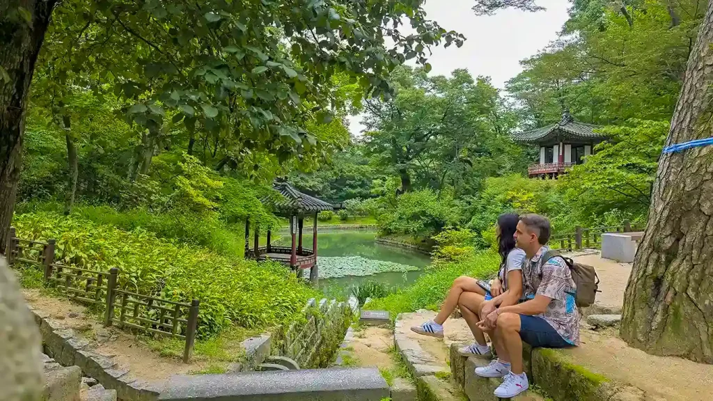 Hay un estanque, un pabellón, un salón y pura naturaleza, con mil colores verdes de distintas tonalidades