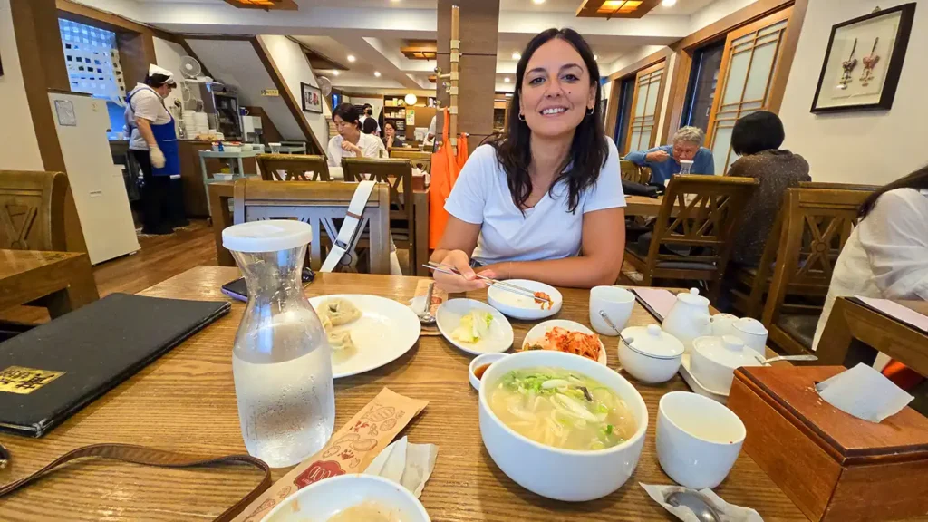 Noelia comiendo Kalgaksu en un restaurante Michelin barato de Bukchon Village Seúl