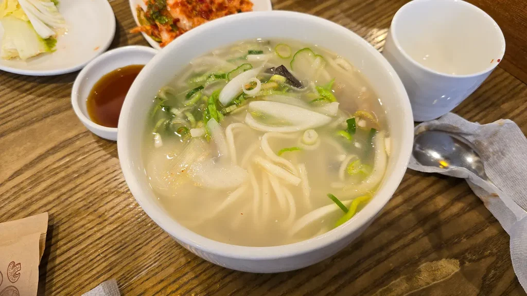 Palto de Kalguksu, fideos cortados a mano con cuchillo