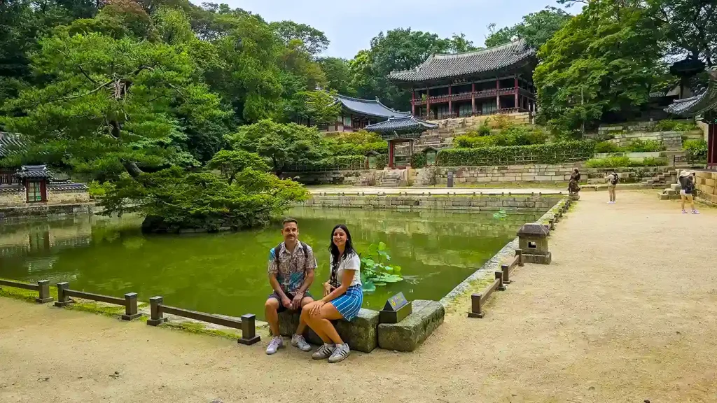 Nosotros sentados en un estanque en el jardín secrecto del Palacio Changdeokgung
