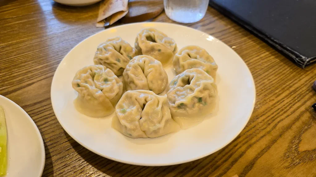 plato de Mandu (empanadillas coreanas) muy jugosas y abundantes