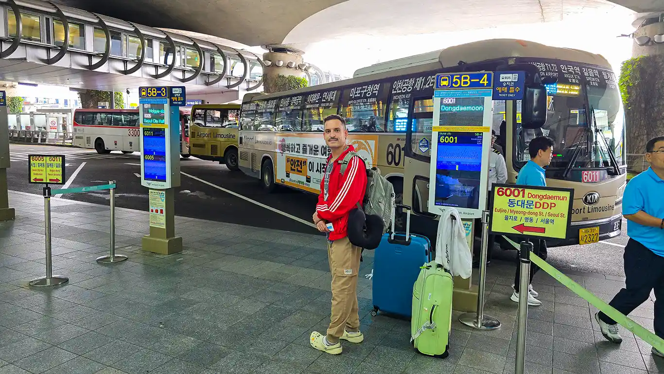 Joan esperando el traslado con autobús hacia el hotel de Seúl, una de las mejores formas cómo llegar a Seúl