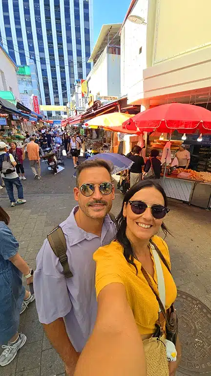 Noelia y Joan frente a un puesto de comida en el Mercado Namdaemun de Seúl