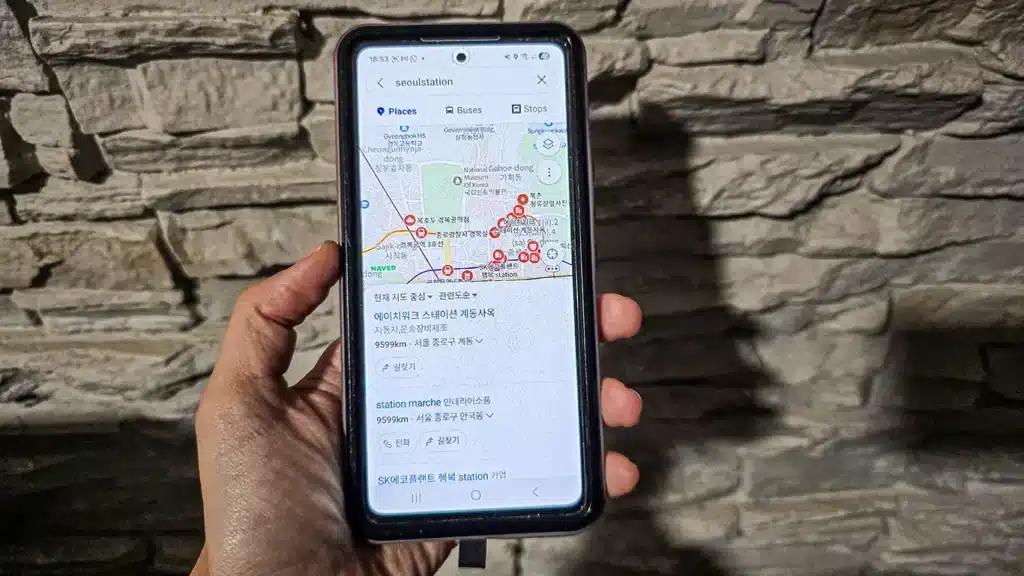 Un móvil con el Naver Map