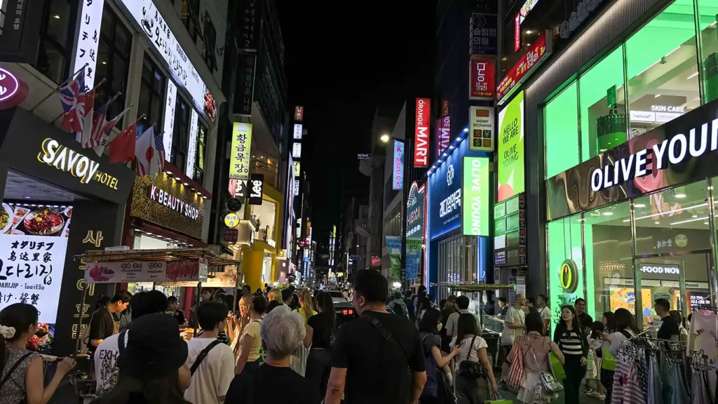 Olive Young y tiendas de cosmética en una calle de Myeongdong
