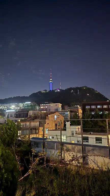 Vistas hacia la N Seoul Tower desde nuestro hotel Oyo 6 Myengdong