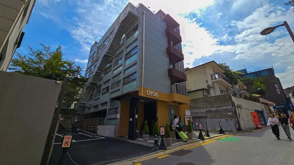 Noelia entrando con las maletas en nuestro hotel en el barrio Myeongdong en Seúl