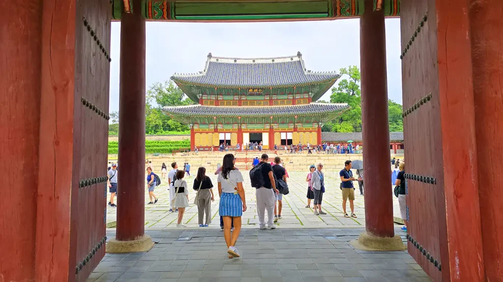Noelia en la entrada del Palacio Changdeokgung, uno de los 5 grandes Palacios de Seúl