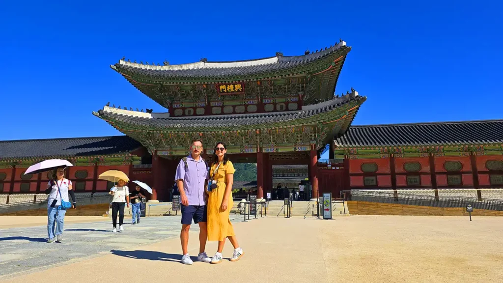 Joan y Noelia en la Heungnyemun Gate, en el interior del Palacio Gyeongbokgung