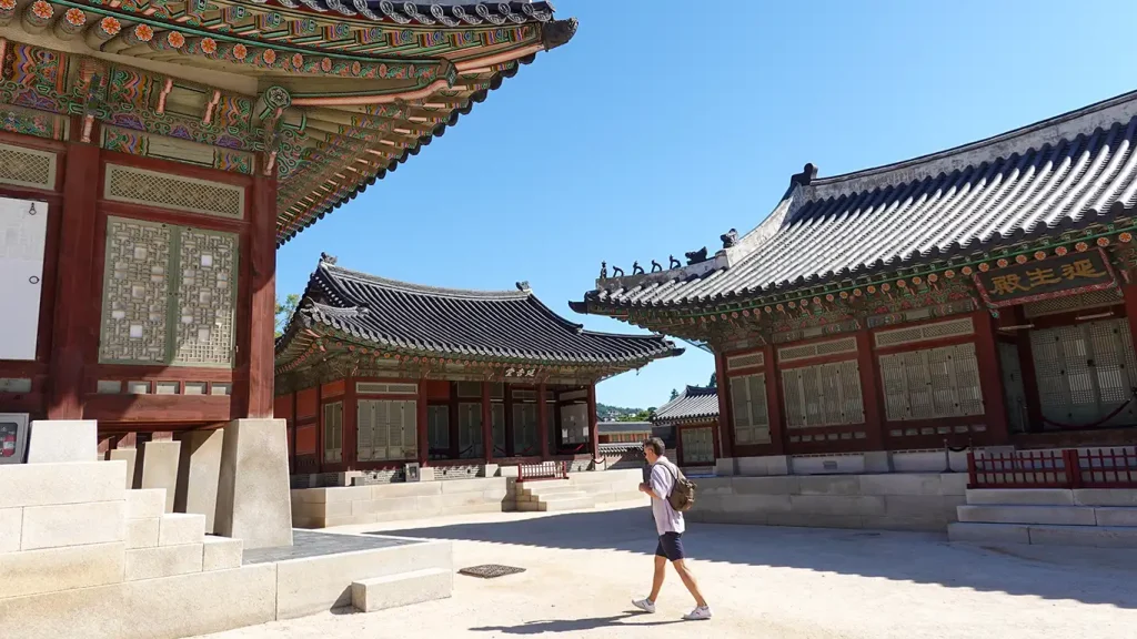 Joan paseando entre los pabellones del Palacio Gyeongbokgung en Seúl
