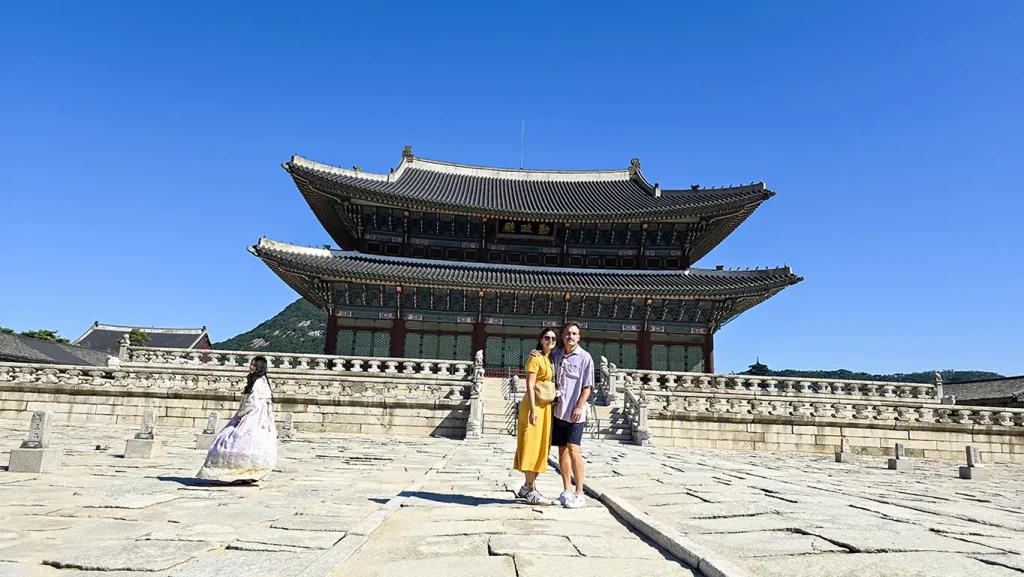 El templo principal del Palacio Gyeongbokgung, y una coreana al lado vestida con hanbok