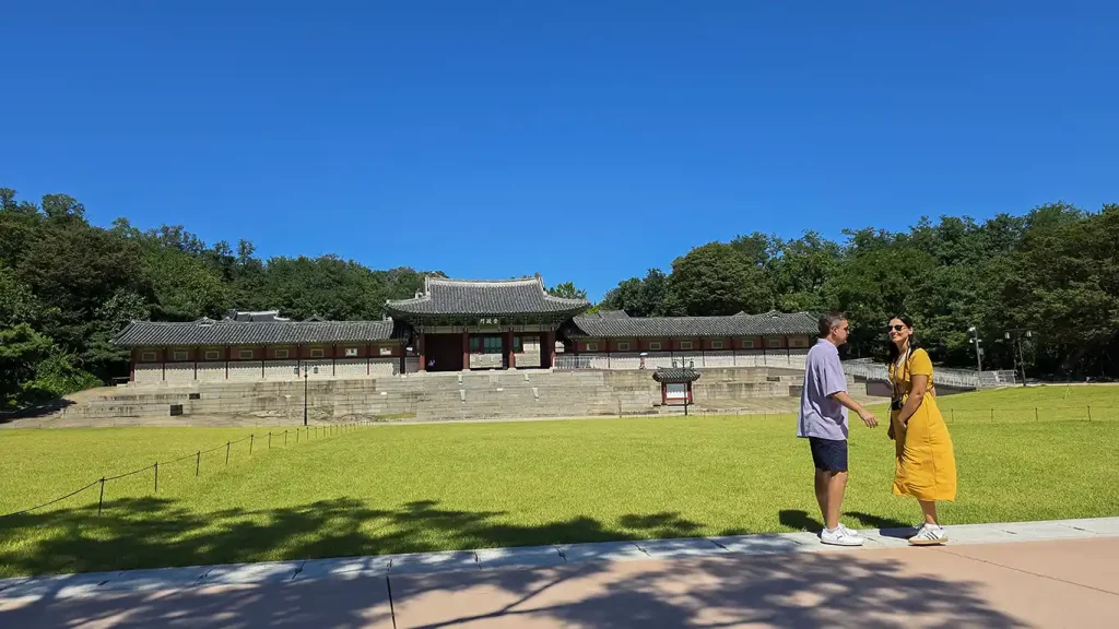 Nosotros en el jardín que da a la puerta en el Palacio Gyeonghuigung, uno de los 5 más bonitos de Seúl