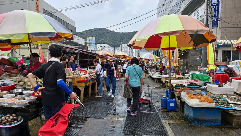 En la zona de Nampo en Busan está el Mercado Jagalchi, de los mercados más grandes de Busan, es típico para comer buen pescado