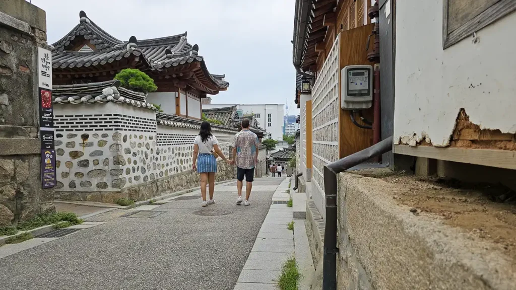 Nosotros paseando en una de las calles de hanoks tradicionales