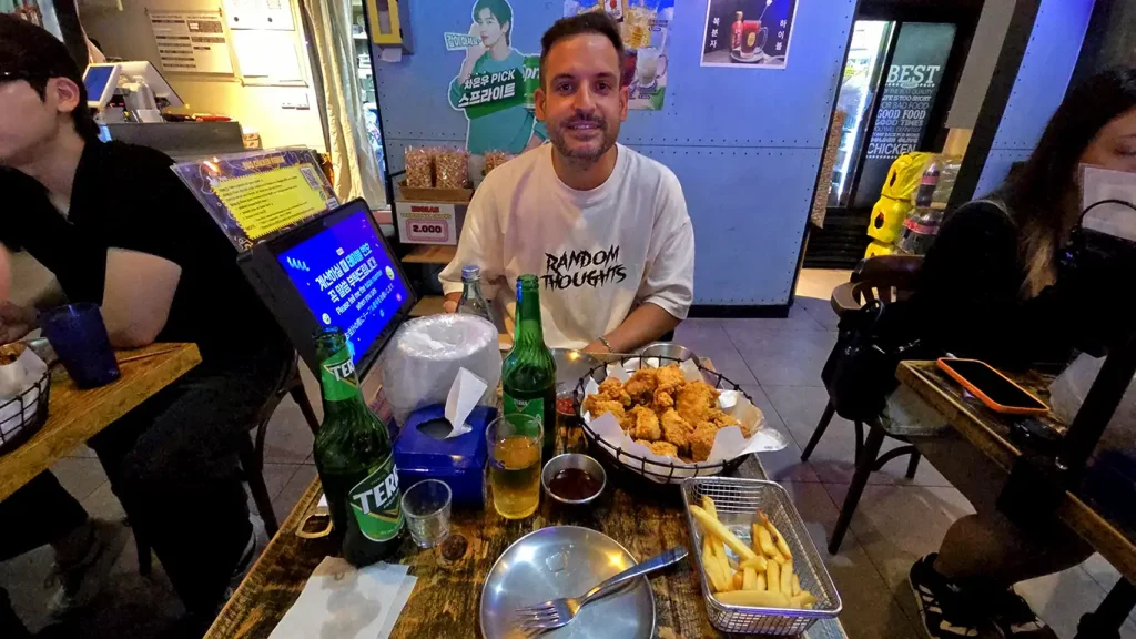 Joan comiendo pollo frito en el BBQ Chicken & Beer Hongdae Rodeo