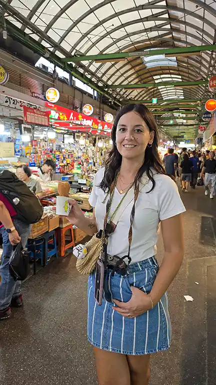 Noelia en el Mercado Gwangjang de Seúl, hay cientos de puestos de comida callejera