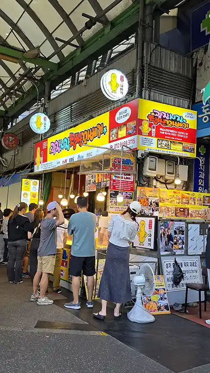Un puesto viral en Gwangjang Market Chapssal Kkwabaegi. Se trata del Glutinous Rice Twist, los famosos donuts coreanos