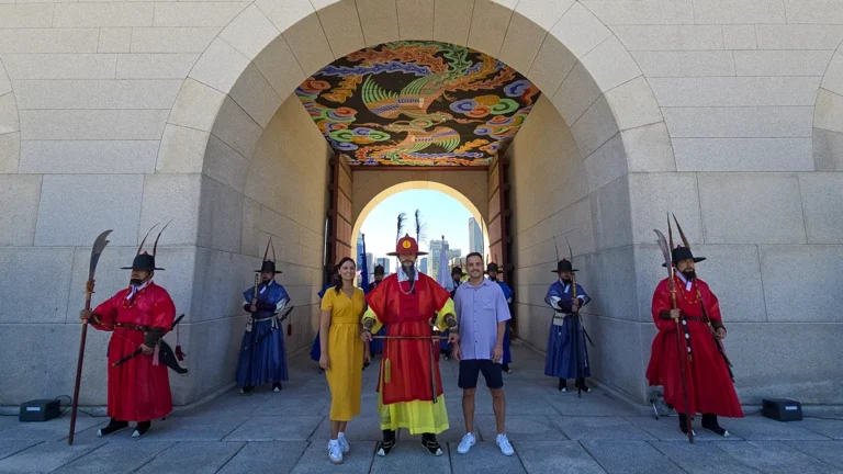 Dos Viajeros Viajando en la puerta del Palacio de Seúl con un guardia