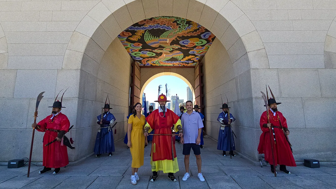 Dos Viajeros Viajando en la puerta del Palacio de Seúl con un guardia