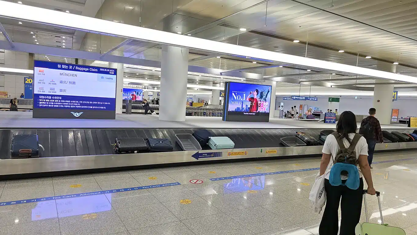 Requisitos para viajar a Corea del Sur 2026. Noelia cogiendo las maletas en el aeropuerto de Seúl