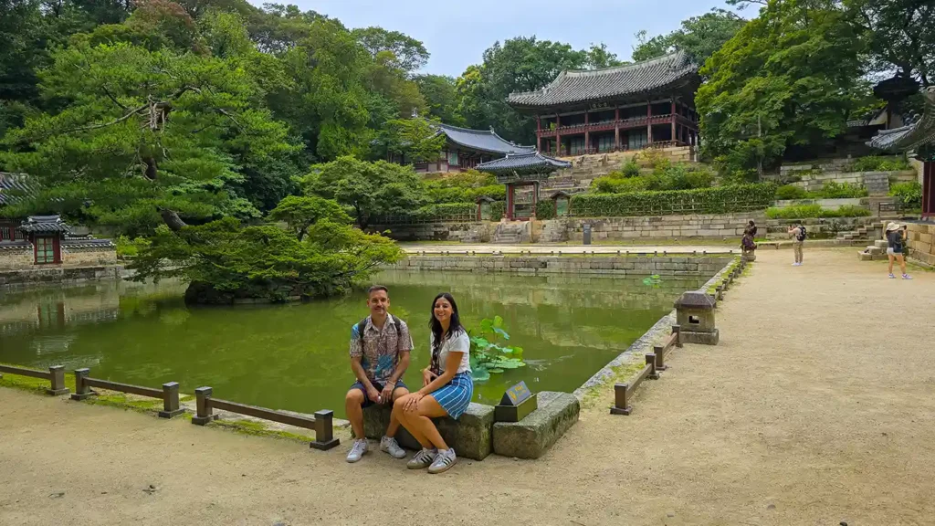 Dos Viajeros Viajando posando en el Jardín Secreto de Seúl de los 5 grandes Palacios