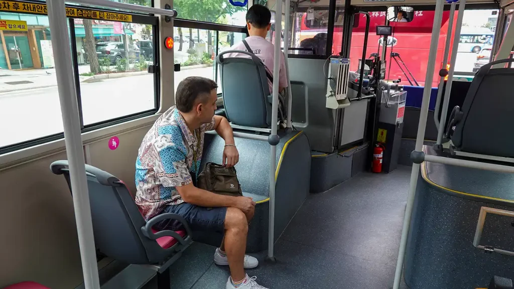 Joan sentado en un autobús de Corea