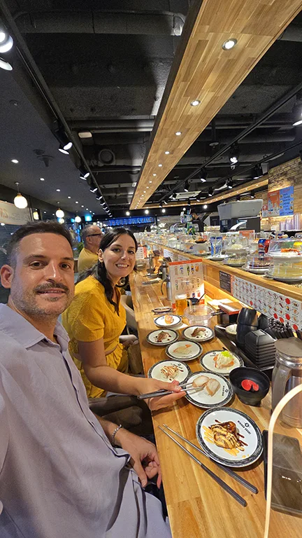 Dos Viajeros viajando comiendo sushi en Corea del Sur